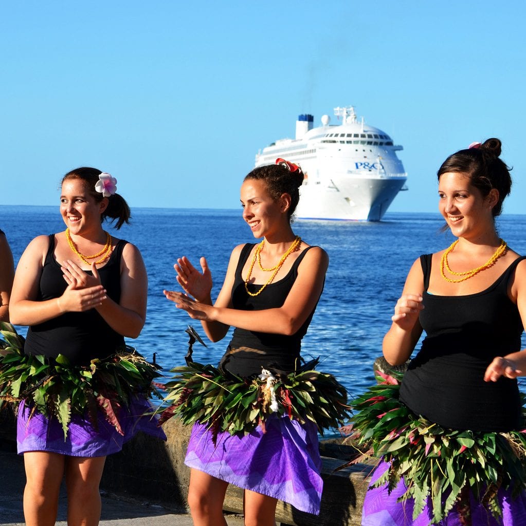dancers-with-ship